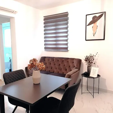 With A Parking Space - 12466 روفينج